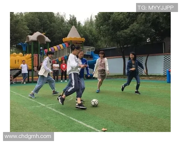 足球明星抠糖饼的趣味生活揭秘与场上风采的完美结合